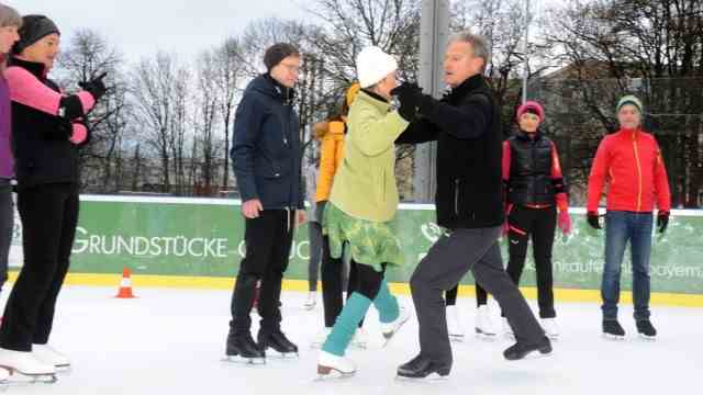 Free time: Ice dancing has a long tradition in the Prinzregentenstadion.  With free courses you can learn the round dance to the waltz or tango on Sundays - and also the special one "Munich dipferl dance".