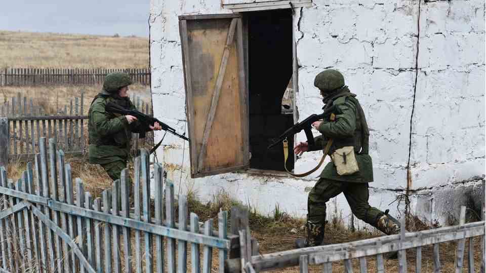 Russia, Sverdlovsk: Mobilized soldiers take over the emergency for state television.