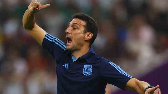 Argentina at the World Cup: Tears after the victory that kept Argentina in the tournament: National coach Lionel Scaloni knows how important this is for fans at home.