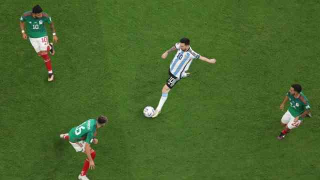 Argentina at the World Cup: Still found a way through the Mexican defense: it's still a good plan to let Lionel Messi have the ball.