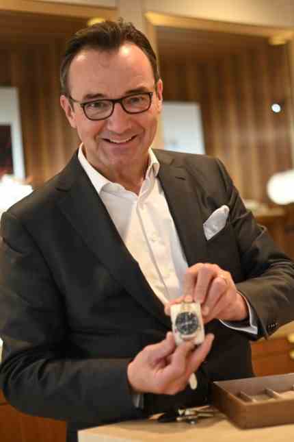 Shopping in the city center: people are in a good mood to buy: Watches are always popular in the Christmas business, but engagement rings are particularly popular, says Stefan Lindner, owner of Juwelier Fridrich.