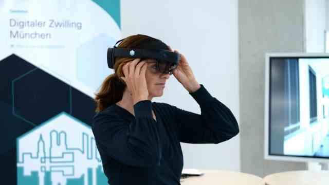 Economy: Municipal officer Kristina Frank with data glasses: The city of Munich is working on creating a digital twin.