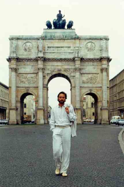 Tips for Munich and the region: Spectacular crashes and grandiose resurrections in love as in life: In "The man in the white suit" Claudius Seidl tells Helmut Dietl's breathless career (picture: Dietl in front of Munich's Siegestor).