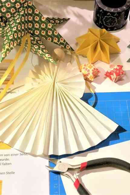 Compass: There is hardly anything that cannot be folded out of paper: Christmas decorations, for example.  Yukiko Murakami-Wagner sells them in her Munich shop and also shows how to do it in her courses.