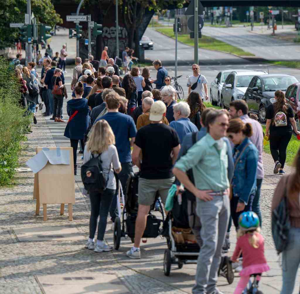 Queue in front of the polling stations in Berlin's Tiergarten on September 26, 2021