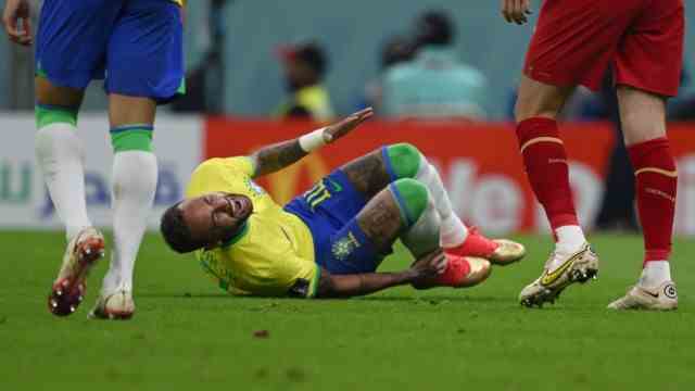Football World Cup: The only Brazilian concern concerned him: Neymar Jr. had to be substituted in the 79th minute after lying on the ground in pain.