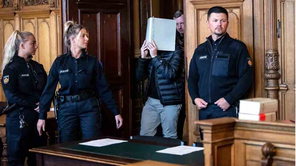 The accused of a crossbow attack in a Bremerhaven high school enters the hall of the Bremen Regional Court