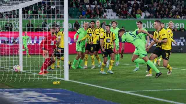 Bundesliga: Mickey van de Ven scores the goal to make it 1-0.