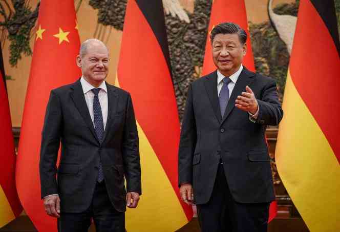 Chinese President Xi Jinping (right) greets German Chancellor Olaf Scholz in Beijing on November 4, 2022.