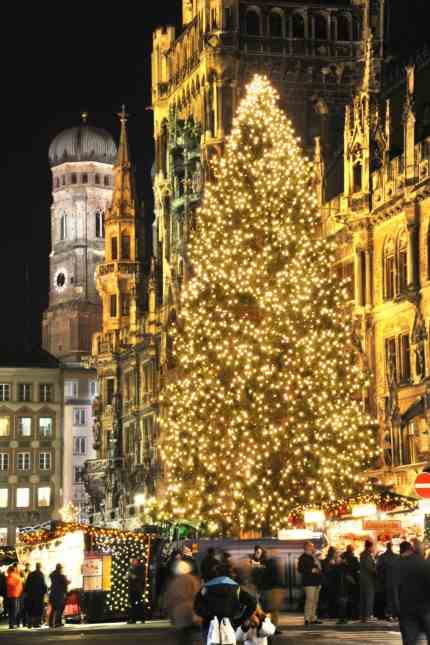 Freizeit: Traditionsmarkt mit Wurzeln im 14. Jahrhundert: Vor der imposanten Kulisse des neugotischen Rathauses besticht die weihnachtliche Budenstadt mit viel Auswahl und einem großen Kripperlmarkt.