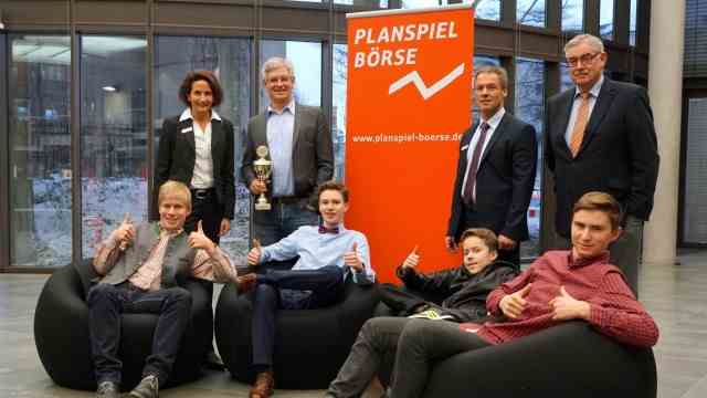 Business and school: Erika Hehlen from the Kreissparkasse (back left) was happy in 2017 with the winners at the time.  She has been in charge of the project for years.