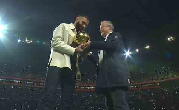 Karim Benzema qui reçoit son Ballon d'or des mains de Bernard Lacombe, le 11 novembre 2022 à Lyon