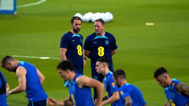 England at the World Cup: why so serious?  Actually, the English team of coach Gareth Southgate (back left) could start the tournament full of confidence.
