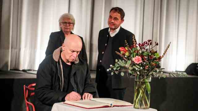 Film about Holocaust survivors: Peter Gardosch junior, the son of the deceased, signs the city's golden book.  Right director Max Kronawitter, behind Roswitha Gardosch.