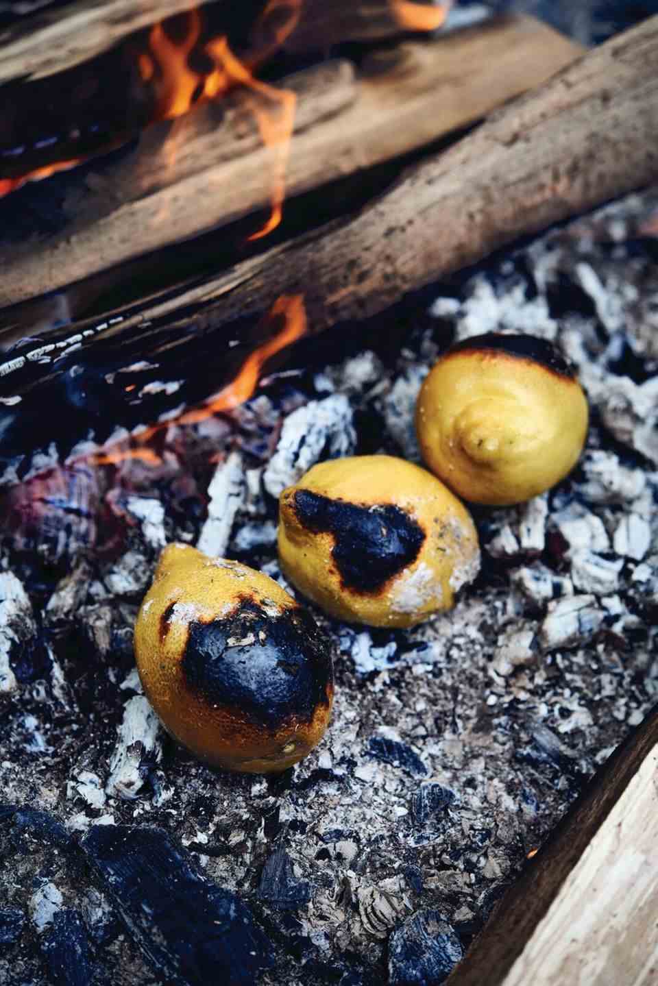 Hot sorbet: The lemon from the embers unfolds its wonderful aroma with the help of the heat.