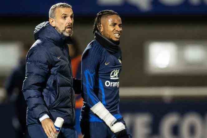 French striker Christopher Nkunku (right) grimaces after being hit in the knee during training for the France team in Clairefontaine, November 15, 2022. Five days before the first match of the Blues, the Leipzig player is package.