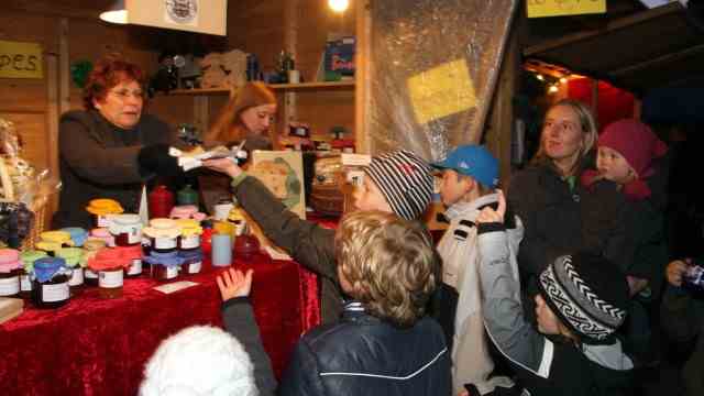 Advent season: Hot crêpes are traditionally available at the Christmas market in the courtyard of Seefeld Castle.