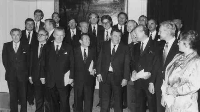 Obituary: Group picture with lady: In the photo from October 30, 1986, the then Prime Minister Franz Josef Strauss presents his cabinet.  To the right of Strauss, he is fifth from the left in the front row, stands - half hidden - Hans Zehetmair.  After him come Max Striebl, Edmund Stoiber and Mathilde Berghofer-Weichner, who was the only woman in the state government at the time.
