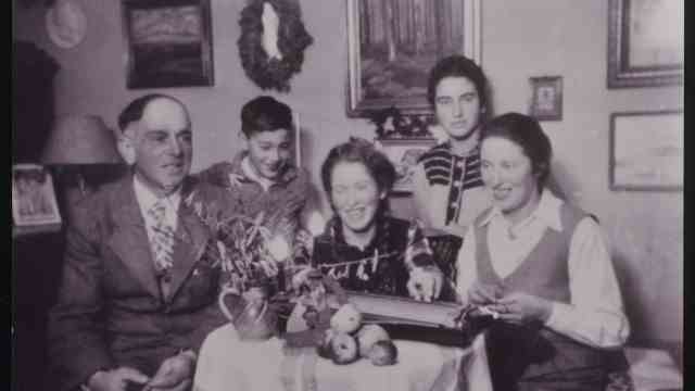 Anniversary of the Night of Broken Glass: The last family picture in the blocks probably dates from December 26, 1941, when the Jewish family celebrated Christmas one last time.