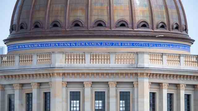 Bible verses at the Humboldt Forum: The inscription runs as a banner below the dome on the new building of the Berlin Palace and is a combination of two quotations from the Bible.
