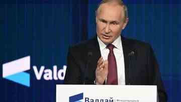 Wladimir Putin spricht bei einem Diskussionsforum in Moskau.
