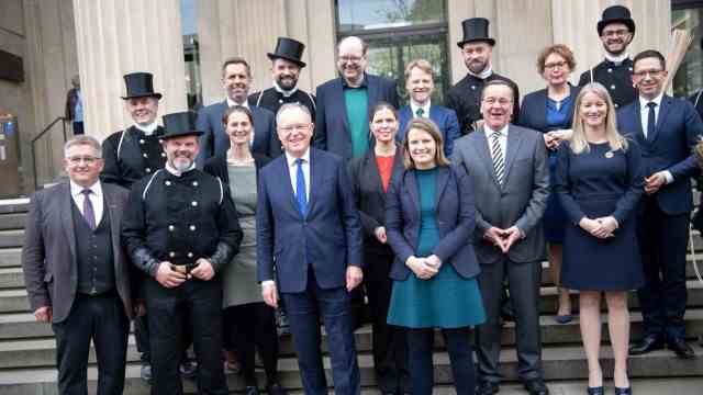 Lower Saxony: Lower Saxony's new cabinet with the prime minister and lucky chimney sweep on Tuesday before the state parliament in Hanover.