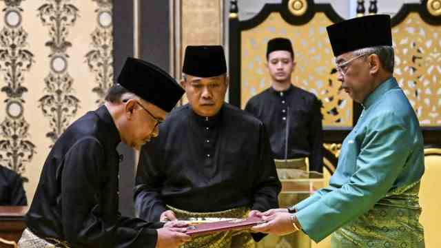 Malaysia: The winners cannot win everything, the losers cannot lose everything, said King Sultan Abdullah Sultan Ahmad Shah (right), here at the swearing-in ceremony of Anwar Ibrahim at the National Palace in Kuala Lumpur.