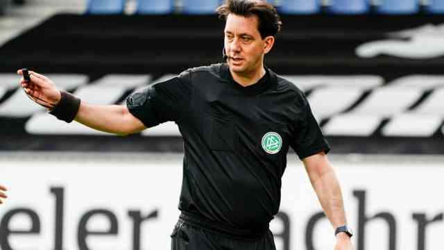 Trial in Frankfurt: Manuel Gräfe in May 2021 as referee of the second division game Holstein Kiel against Hanover.