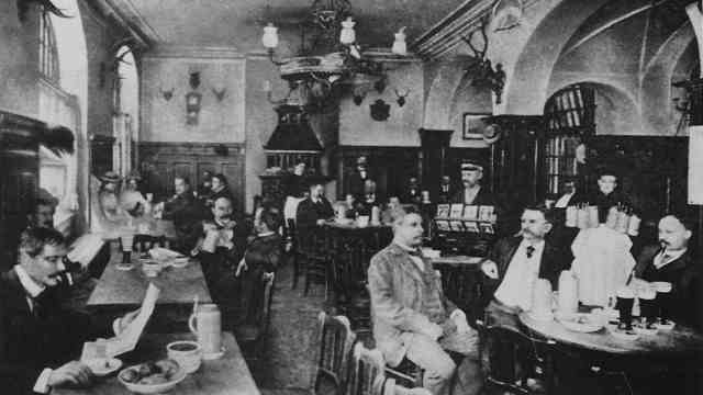 Schneider Bräuhaus in Munich: The restaurant was well frequented almost 100 years ago, as a photo from 1924 shows.