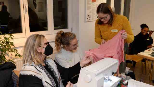 Sustainable fashion: In the one-world house, participants can use the sewing machine to learn how to upcycle clothing.