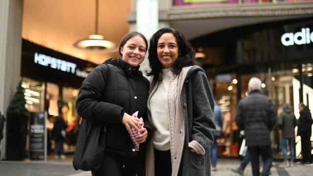 Shopping in the city center: Sofia (left) and her mum Adriana go shopping and enjoy that something resembling the Christmas spirit is finally coming up again.