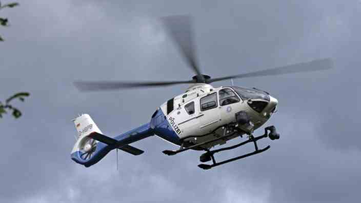 Dramatic rescue operation in Neufahrn: The crew of a police helicopter discovered the missing 80-year-old on the tracks near Neufahrn.