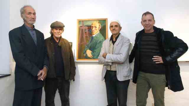 In protest against the World Cup in Qatar: Axel Wagner (right) recently studied his grandmother's art. "rhizome" was the name of the exhibition in the Dießen Taubenturm.  Now he denounces the exploitation of workers in Qatar.