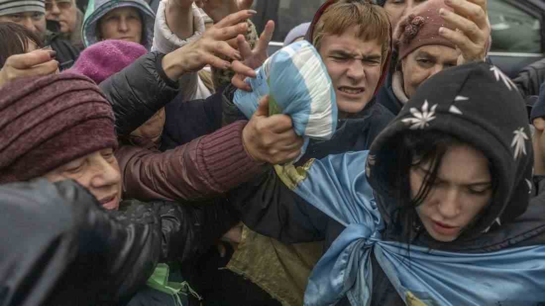 Russia's war against Ukraine began on February 24, 2022.  In November, Ukrainian forces were able to liberate the city of Kherson.  But for the local people, the situation is still catastrophic.  There is neither electricity nor running water.  Here they fight for the distribution of relief supplies in the center of the city.