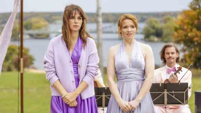 "Just something nice" in the cinema: Tousled by the wind: Nora Tschirner as Jule (left) and Karoline Herfurth (Karla) at her little sister's wedding.