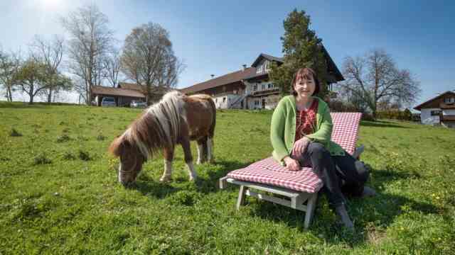 Living in the district of Starnberg: Doris Kremser wants to build eight tiny houses on this meadow near her farm.
