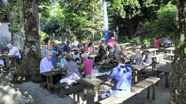 Village design: The Schlossgastätte in Leutstetten attracts thousands of visitors with its beer garden every summer.