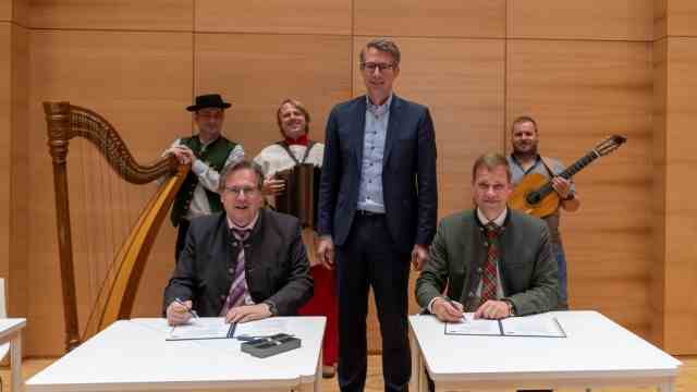 Culture in Bavaria: Richard Loibl, the director of the House of Bavarian History (left) and Olaf Heinrich, the mayor of the city of Freyung, sign the cooperation agreement for the Bavarian State Exhibition 2026 in the presence of the Minister of Art and Science, Markus Blume (centre). a uniquely assembled trio, the music cabaret artists and folk singers "Tom & Basti" belong.