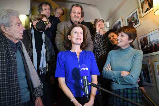 Emmanuelle Bayamack-Tam, surrounded by members of the Medici jury, speaks to the press, in Paris, on November 8, 2022. 