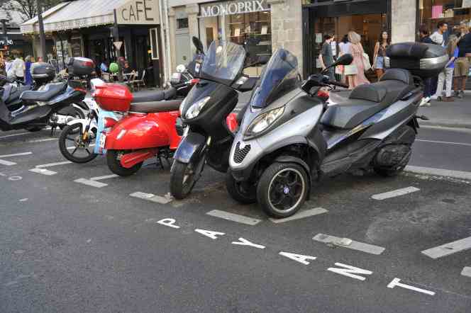 A two-wheeled car park in the 4ᵉ arrondissement of Paris, September 2, 2022.