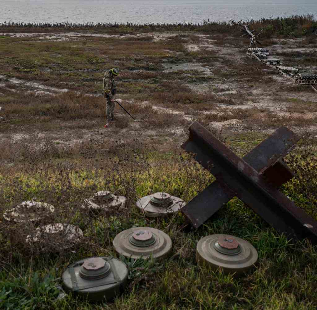 Ein ukrainischer Soldat sucht auf dem Feld eines kürzlich befreiten Dorfes am Rande von Cherson nach Minen