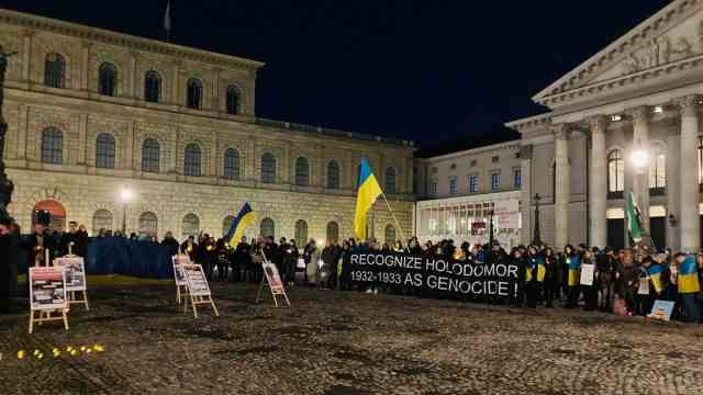 Between worlds: On the international commemoration day of the Holodomor, several hundred Ukrainians also come together in Munich to commemorate the victims of the famine in their country ordered by Stalin.