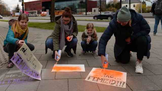 Violence against women: To stumble over: activists on Friday afternoon on the sidewalk in front of the Unterfoehringer town hall applying the slogans with spray chalk.