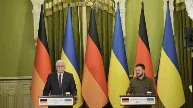 Unterschleißheim: During his visit to Kyiv, Federal President Frank-Walter Steinmeier (left) and Ukrainian President Volodymyr Zelenskyj spoke in favor of partnerships between German and Ukrainian municipalities.