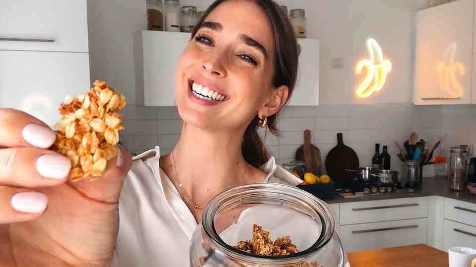 Recipe in the video: How to make delicious granola