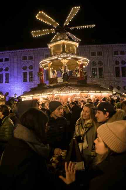 Advent: Geschützt vor kaltem Wind liegt das Weihnachtsdorf im größten Innenhof des Münchner Stadtschlosses, der Residenz.