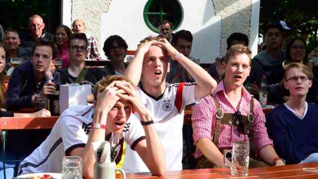 Football World Cup: Disappointment: There will hardly be any public viewing of football this year - in contrast to four years ago, as here in a beer garden in Ayingen.