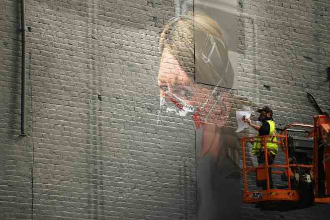 An artist paints a work representing a nurse mobilized during the Covid-19 pandemic, in Manchester, October 16, 2020. 