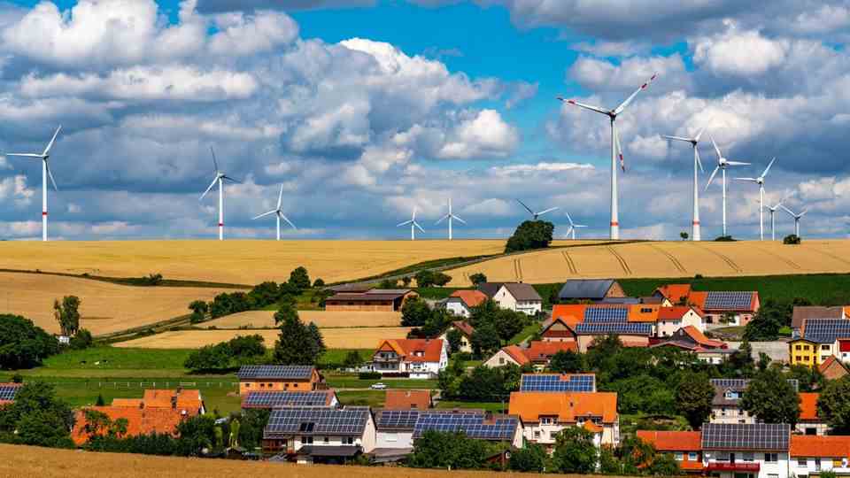 In Germany, too, there is a dispute as to how close wind farms can be to buildings (symbolic photo)