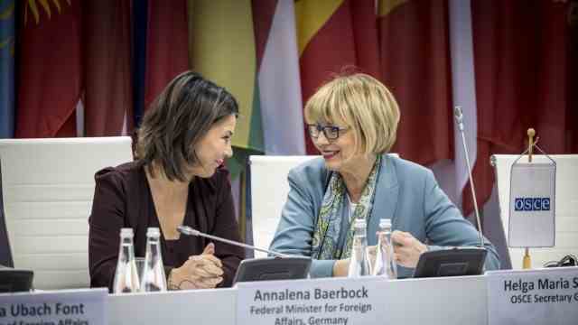 OSCE meeting in Poland: Federal Foreign Minister Annalena Baerbock and OSCE Secretary General Helga Schmid (right) share similar views.